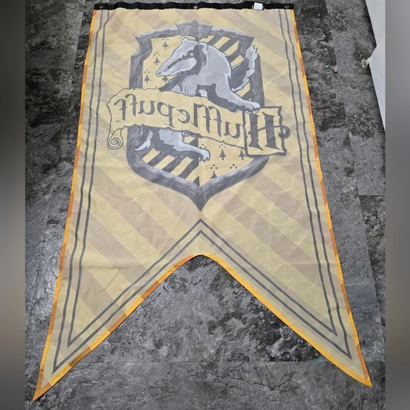 Hufflepuff Banner with Badger Crest - Picture 2 of 8